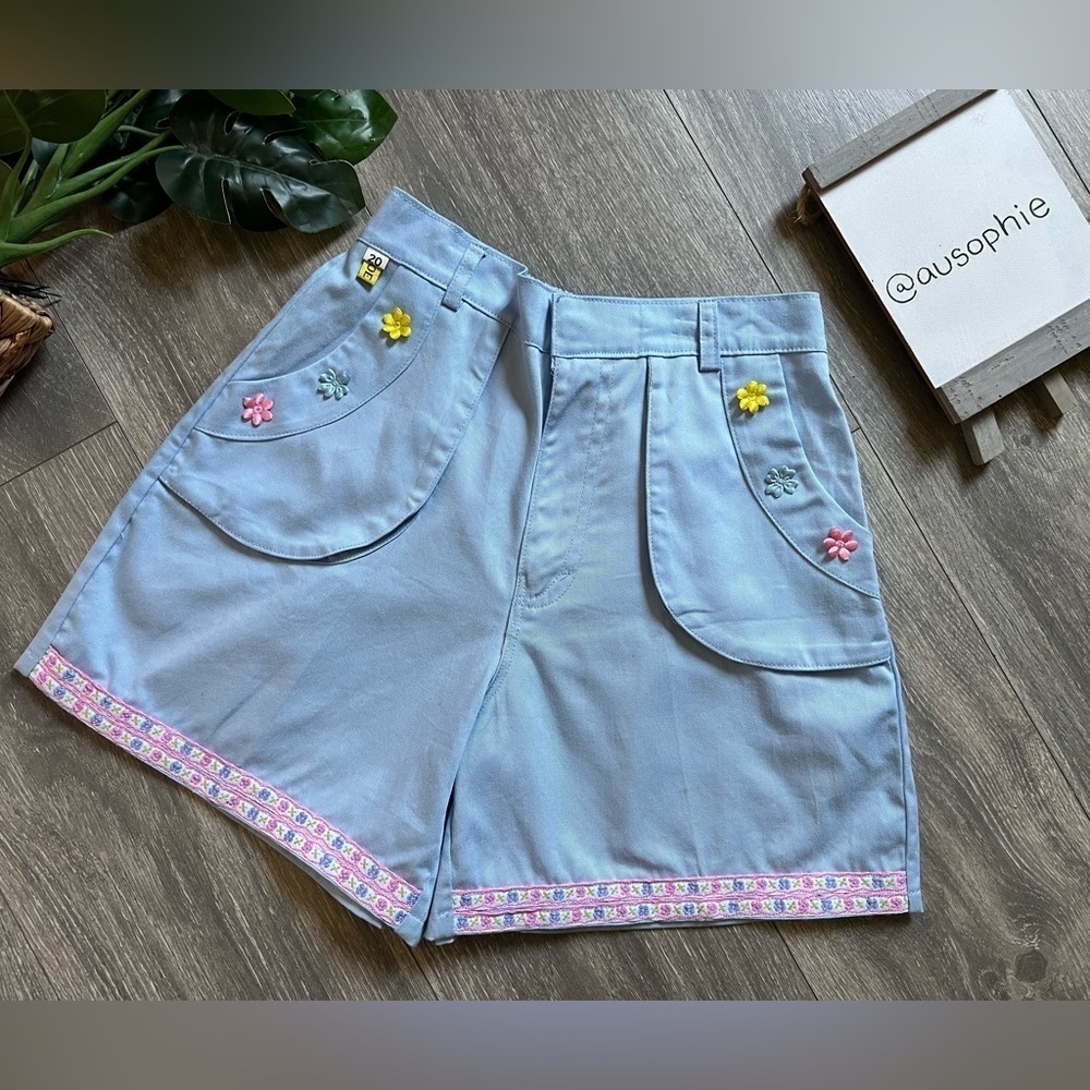 Vintage 70s 80s Flower Applique & Ribbon Embellished High Waisted Shorts. Size S